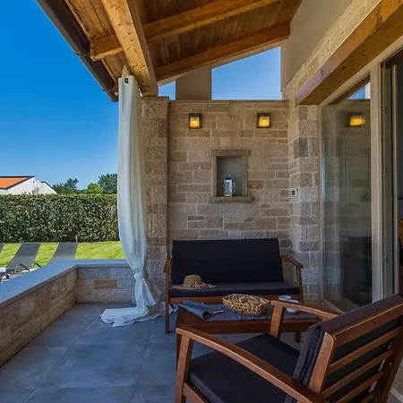 Prato Semesterbostad Pula